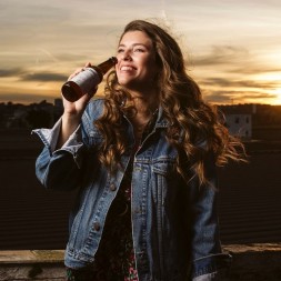 Botellín Cerveza Ecológica Valenciana Suc de Lluna - bebiendo